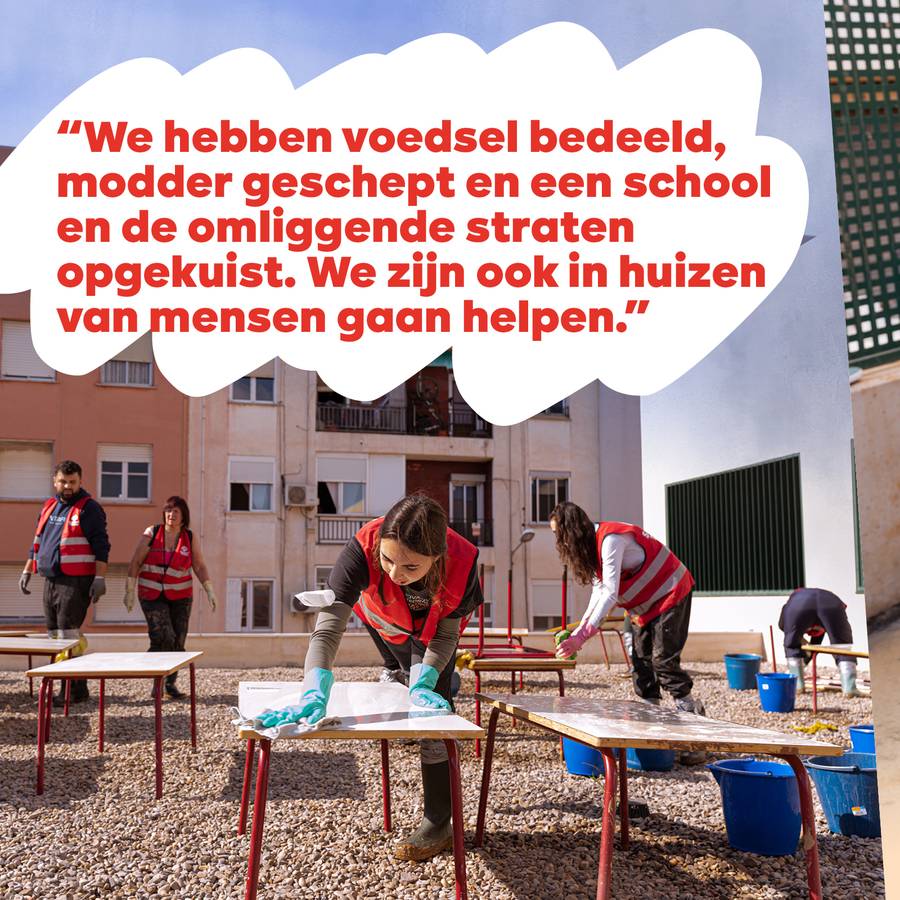 SolidariTeams 4: Vrijwilligers maken schoolbanken schoon. Tekst: “We hebben voedsel bedeeld, modder geschept en een school en de omliggende straten opgekuist. We zijn ook in huizen van mensen gaan helpen.”