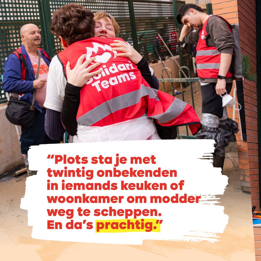 SolidariTeams 5: een vrijwilliger en een inwoner van Valence omhelzen elkaar. Tekst: "Plots sta je met twintig onbekenden in iemands keuken of woonkamer om modder weg te scheppen. En da's prachtig."  