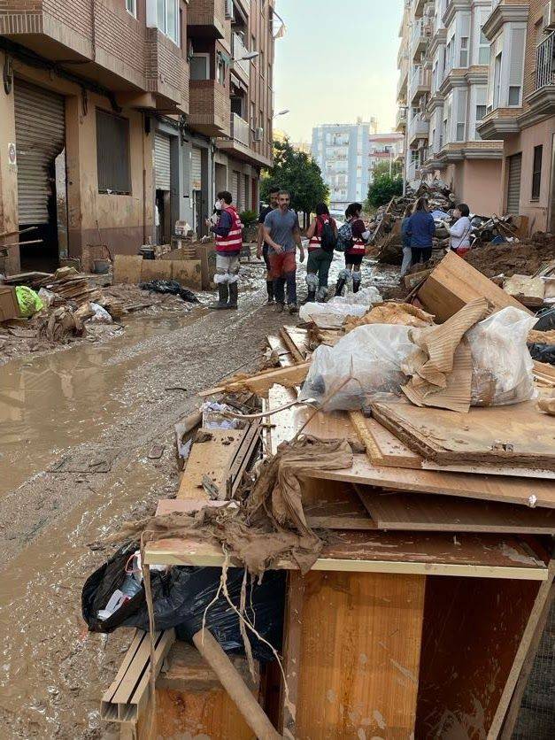 Une rue dévastée par les inondations à Valence