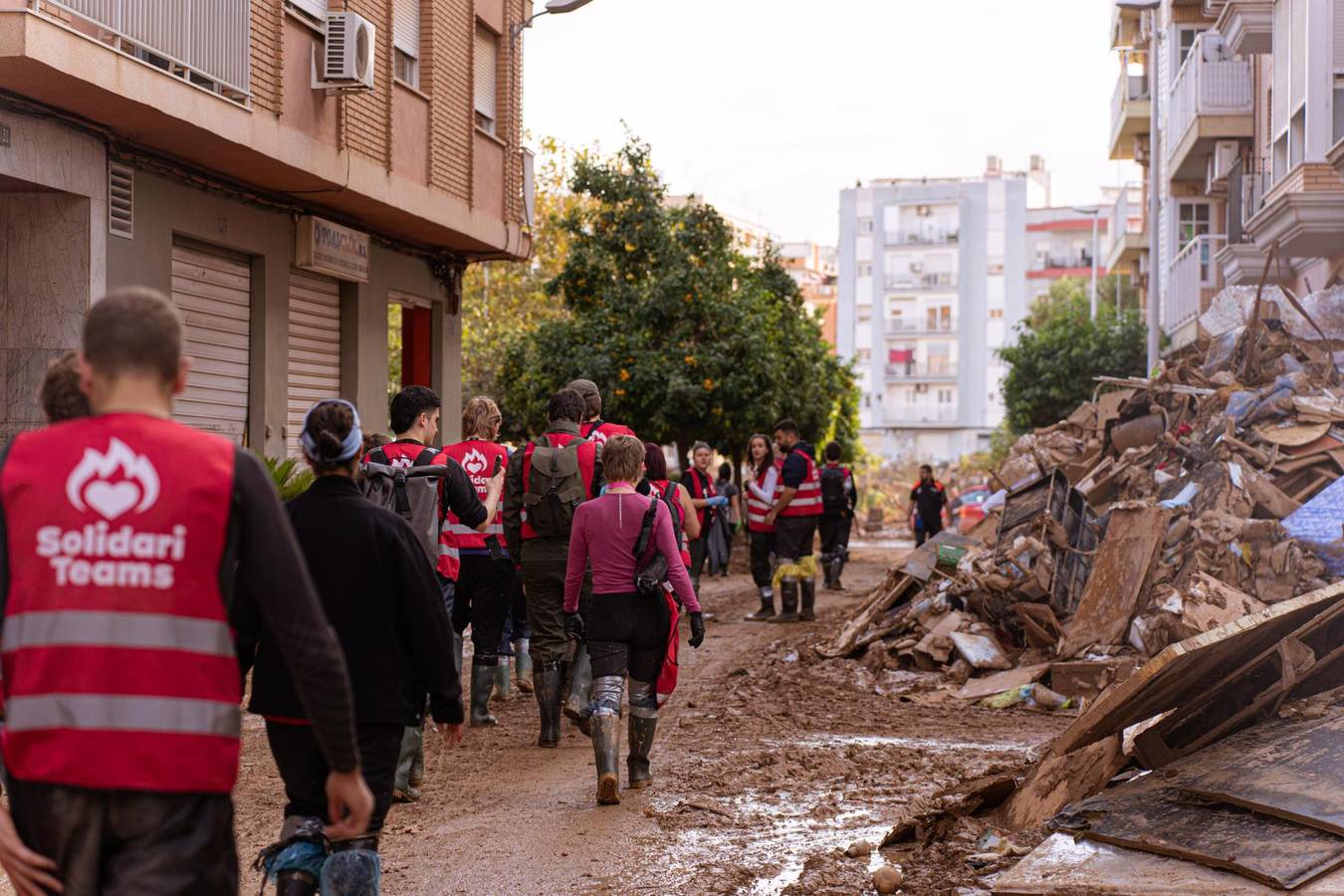 Photo des SolidariTeams en action à Valence pour aider dans les zones sinistrées par les inondations.