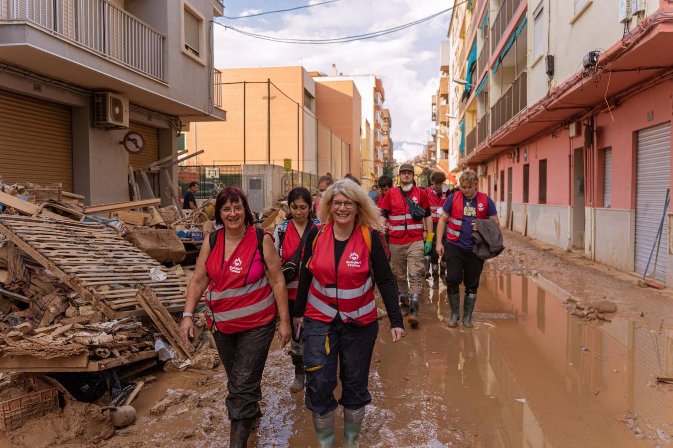 Photo des SolidariTeams en action à Valence pour aider dans les zones sinistrées par les inondations.