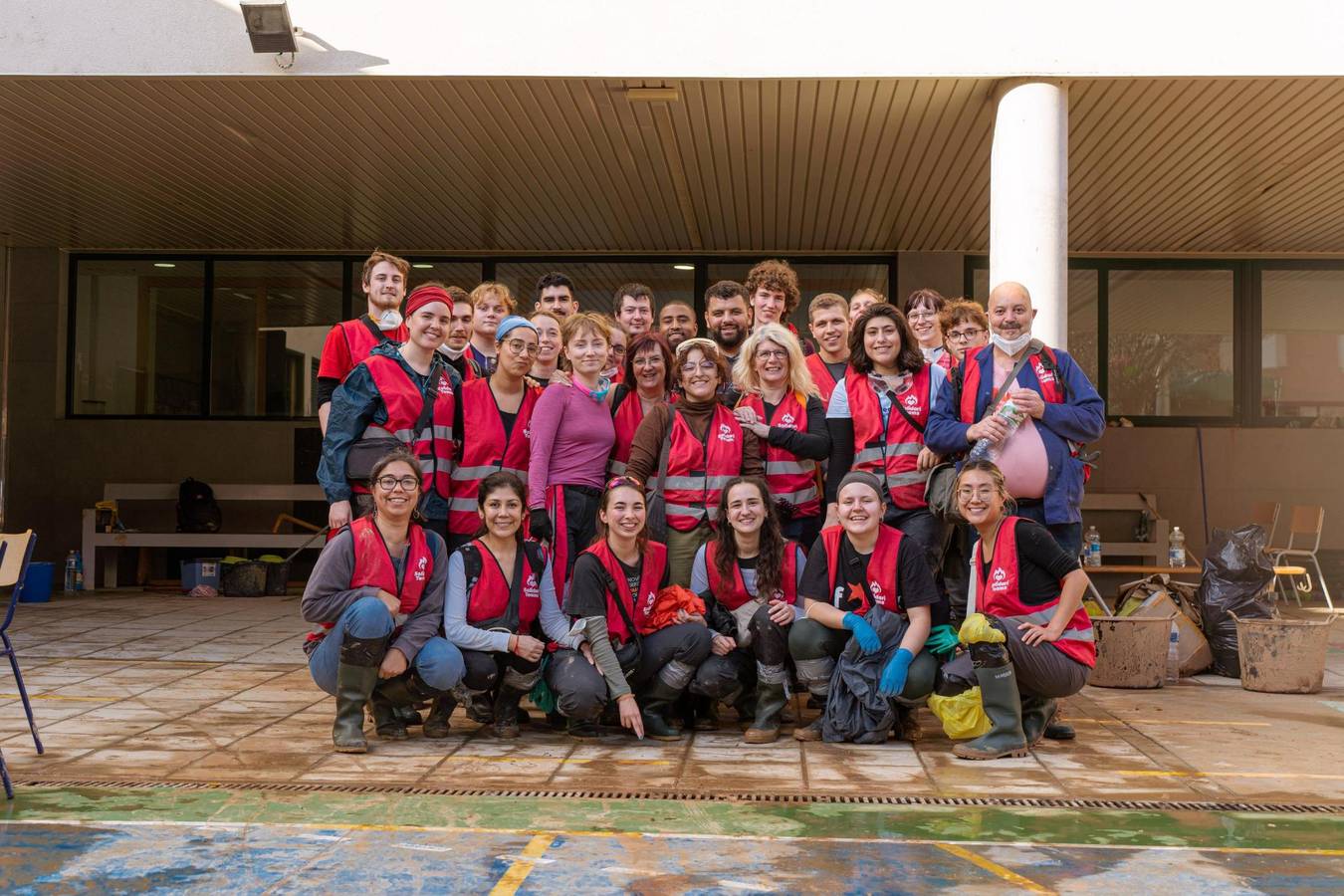 Photo des SolidariTeams en action à Valence pour aider dans les zones sinistrées par les inondations.