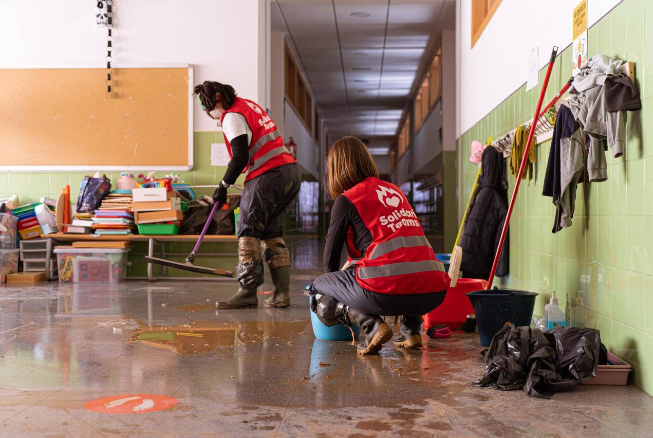 Photo des SolidariTeams en action à Valence pour aider dans les zones sinistrées par les inondations.