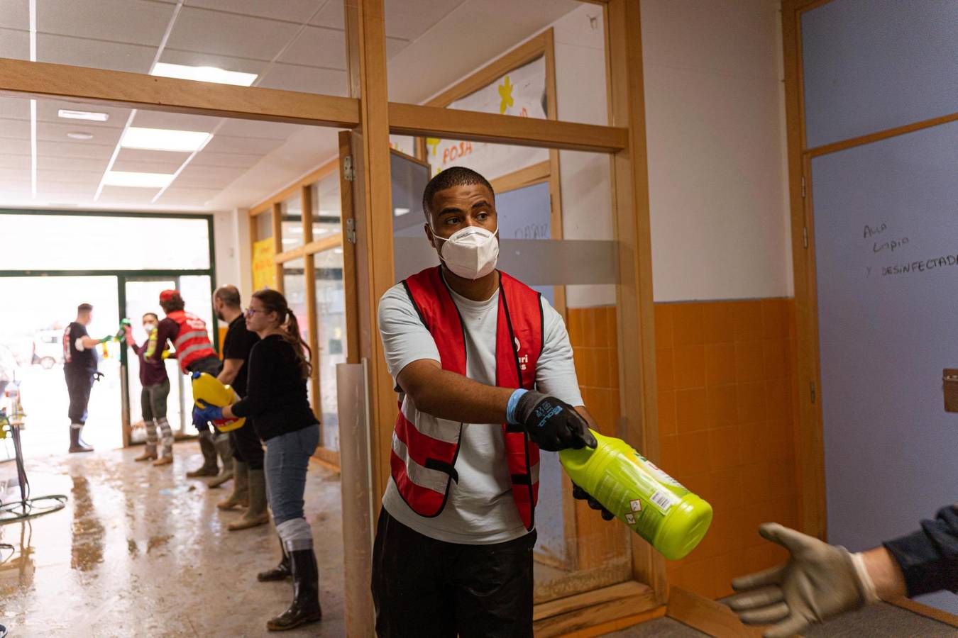 Photo des SolidariTeams en action à Valence pour aider dans les zones sinistrées par les inondations.