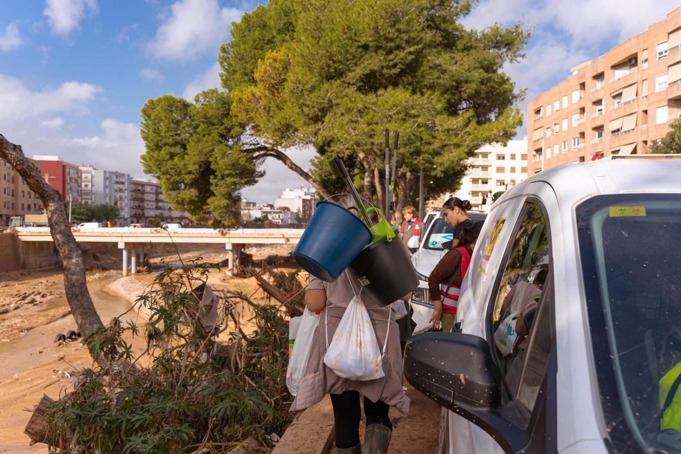 Photo des SolidariTeams en action à Valence pour aider dans les zones sinistrées par les inondations.