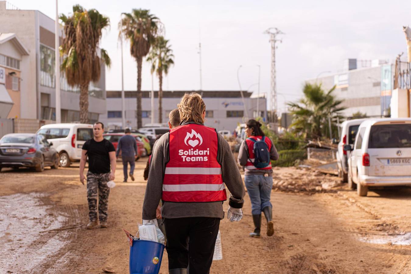 Photo des SolidariTeams en action à Valence pour aider dans les zones sinistrées par les inondations.