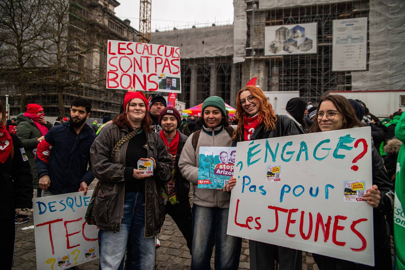 Des jeunes participent à un rassemblement en front commun syndical.