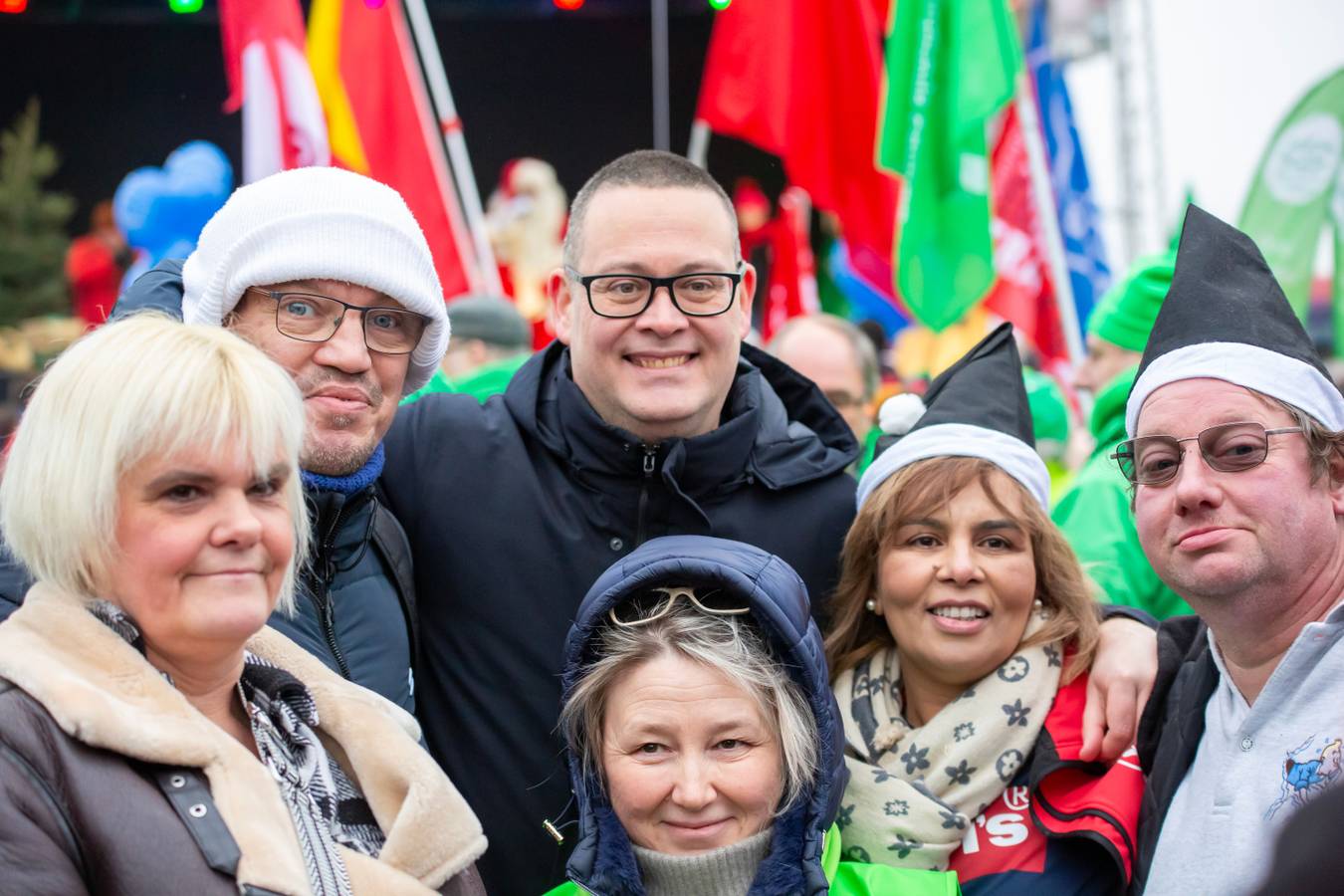 Raoul Hedebouw pose pour une photo entouré de gens.