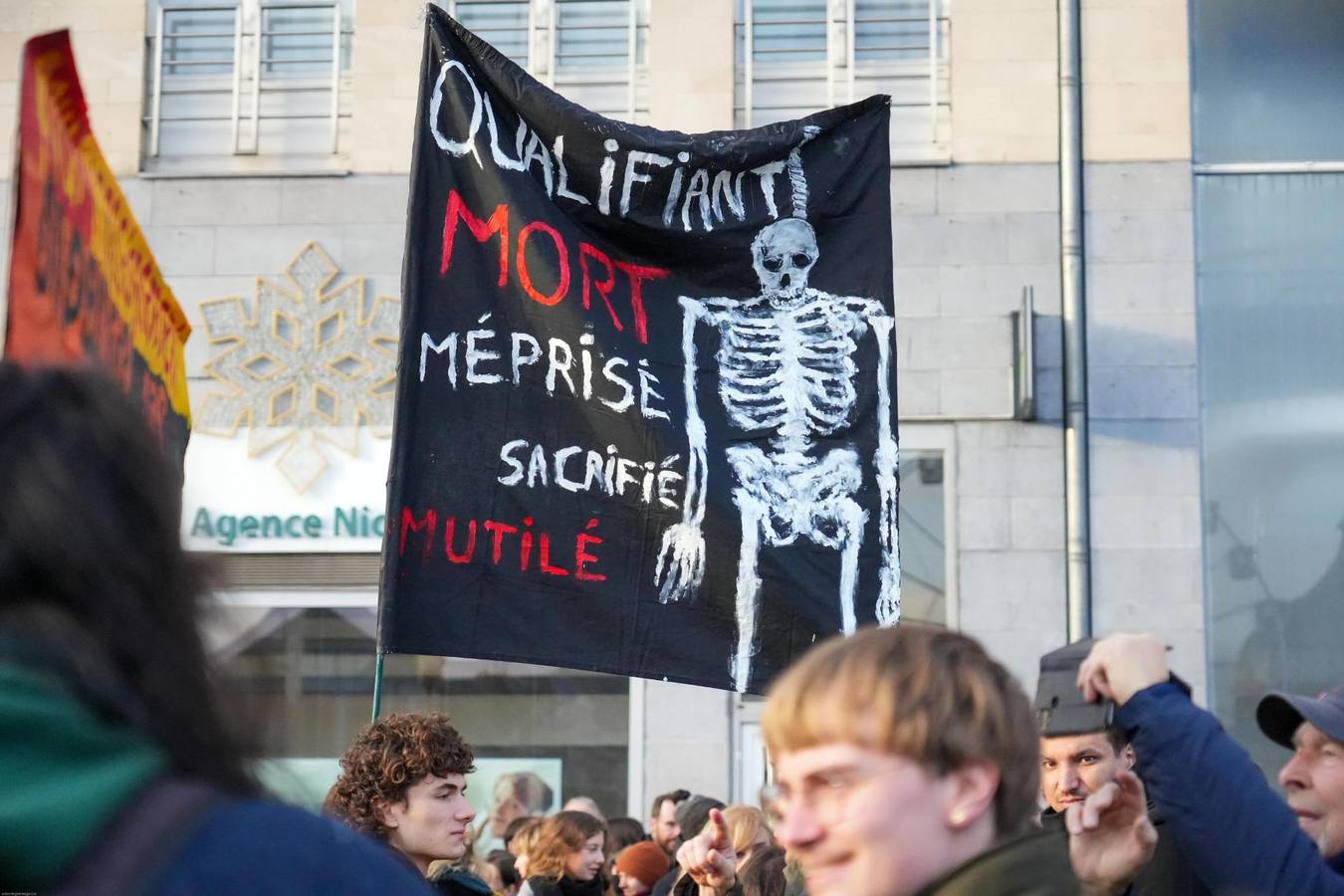 À Liège et à Namur, des élèves, des profs et des parents sont venus en nombre pour dénoncer les mesures du MR et des Engagés