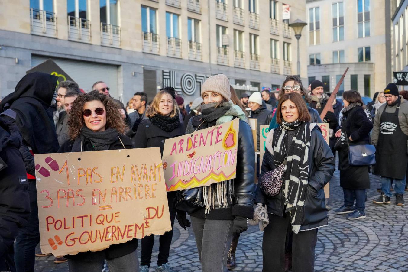 À Liège et à Namur, des élèves, des profs et des parents sont venus en nombre pour dénoncer les mesures du MR et des Engagés