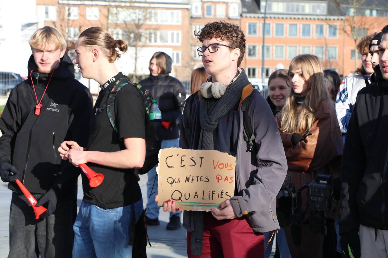 À Liège et à Namur, des élèves, des profs et des parents sont venus en nombre pour dénoncer les mesures du MR et des Engagés