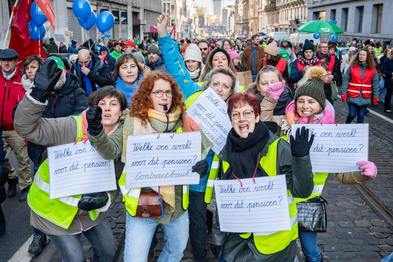 Leerkrachten houden een bordje vast met de tekst 'Welke oen werkt voor dit pensioen? Contractbreuk'