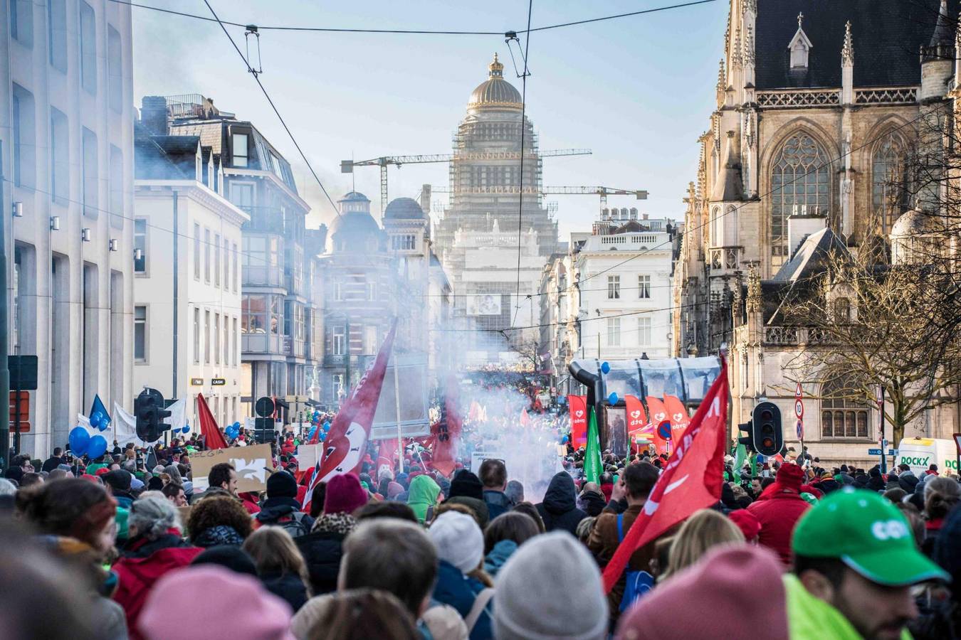 Een wijde foto van een drukke betoging