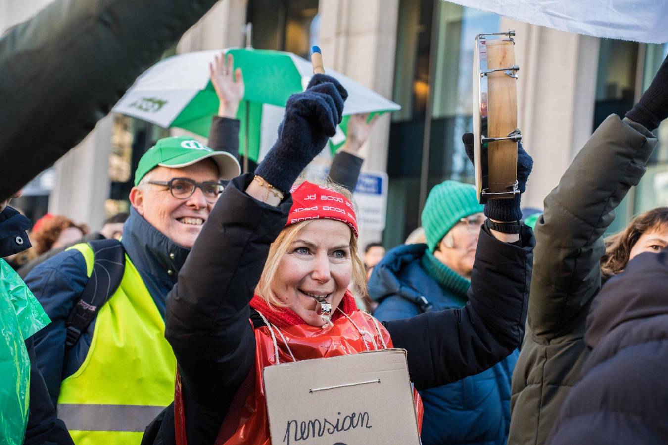 Een blonde dame van Acod met een fluitje en een tamboerijn