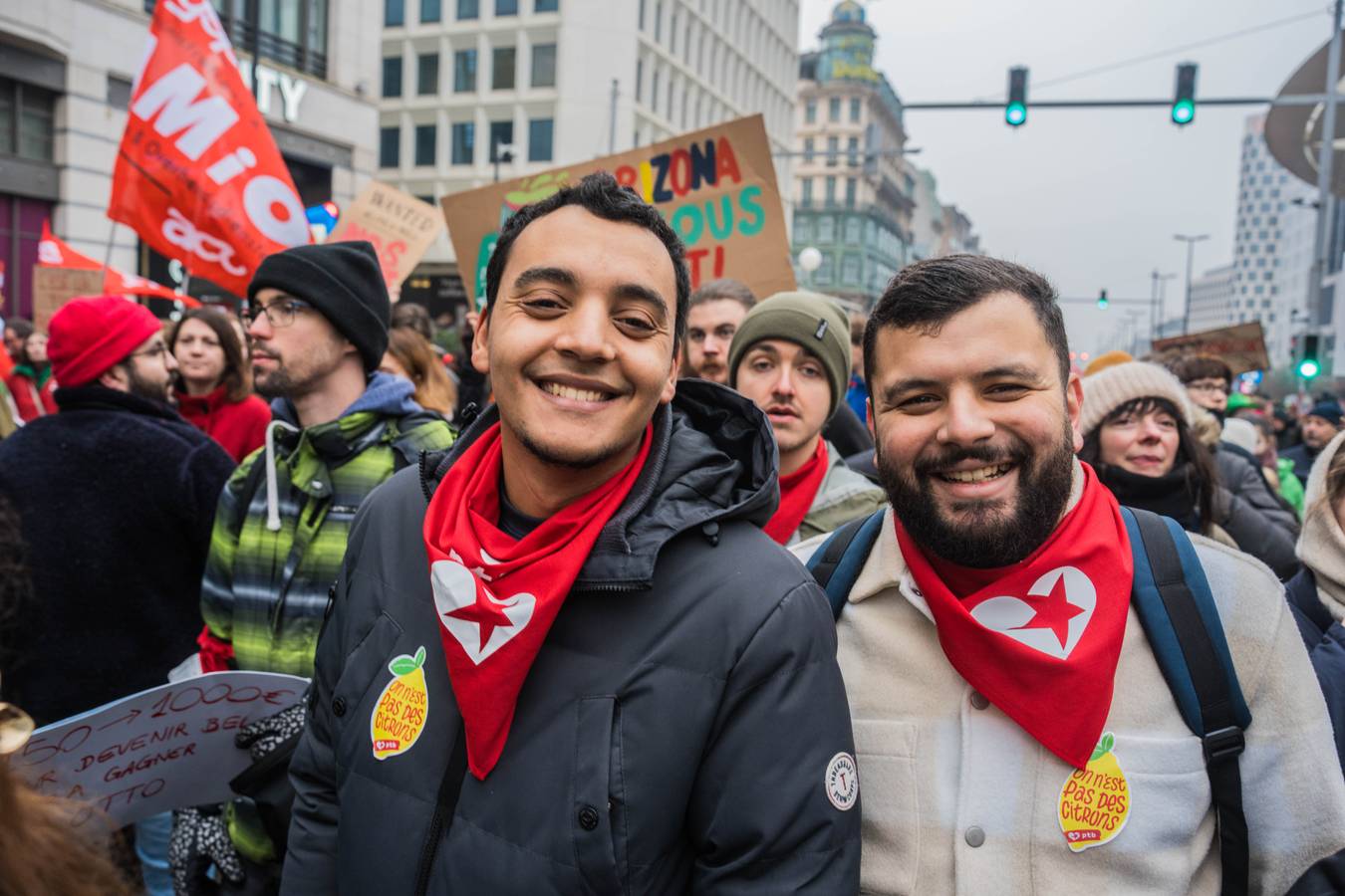 vakbondsbetoging 13 februari: twee jongeren met een sjaaltje van de PVDA