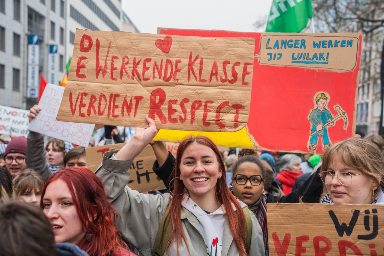 vakbondsbetoging 13 februari: jonge vrouw met een bord: "de werkende klasse verdient respect"