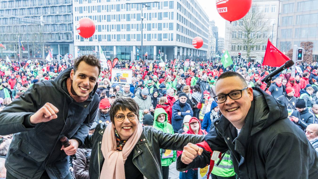 vakbondsbetoging 13 februari: Jos D’Haese, Nadia Moscufo en Raoul Hedebouw poseren met de menigte achter zich