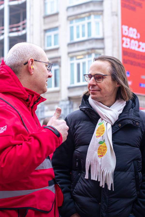 vakbondsbetoging 13 februari: Benjamin Pestieau in gesprek met een syndicalist