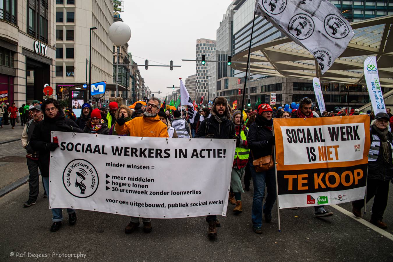 vakbondsbetoging 13 februari: spandoek met "Sociaal werk is niet te koop"