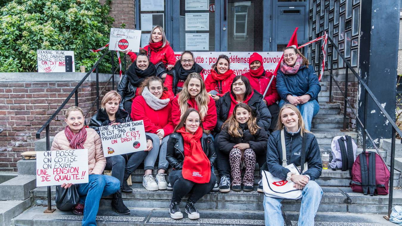 Grève du 31 mars 2025 : Céline De Bruyn dans une photo de groupe avec des travailleuses de l'administration communale montoise, affiliées à la CGSP