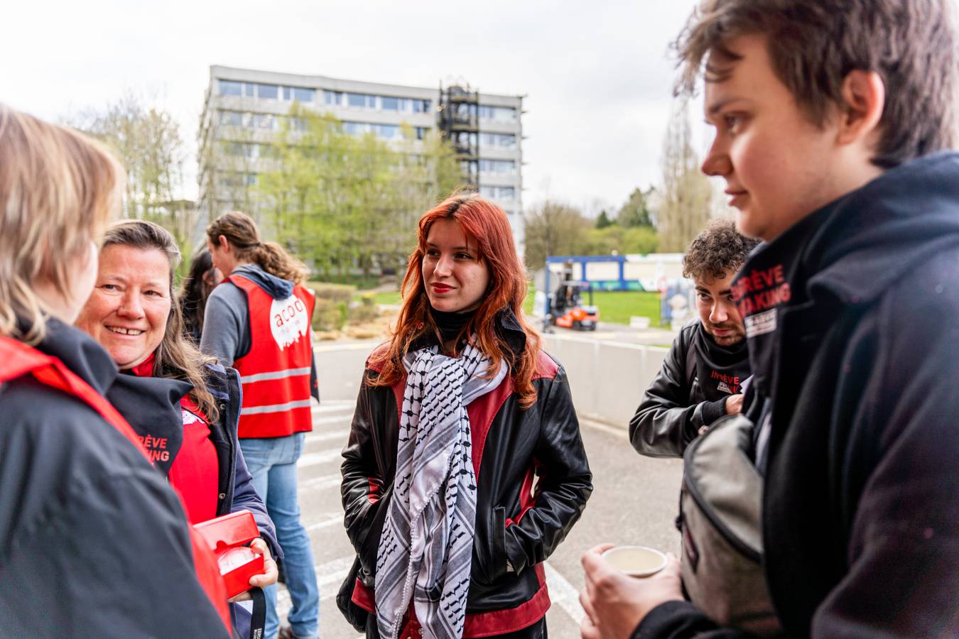 Grève du 31 mars 2025 : des jeunes du PTB en discussion avec des grèvistes