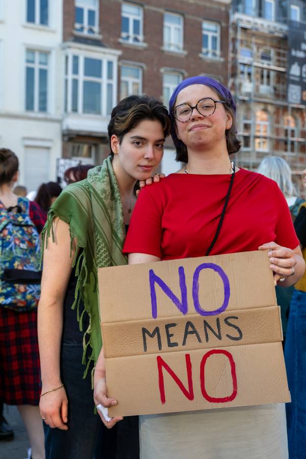 Twee jonge vrouwen met een bord: āNo means noā