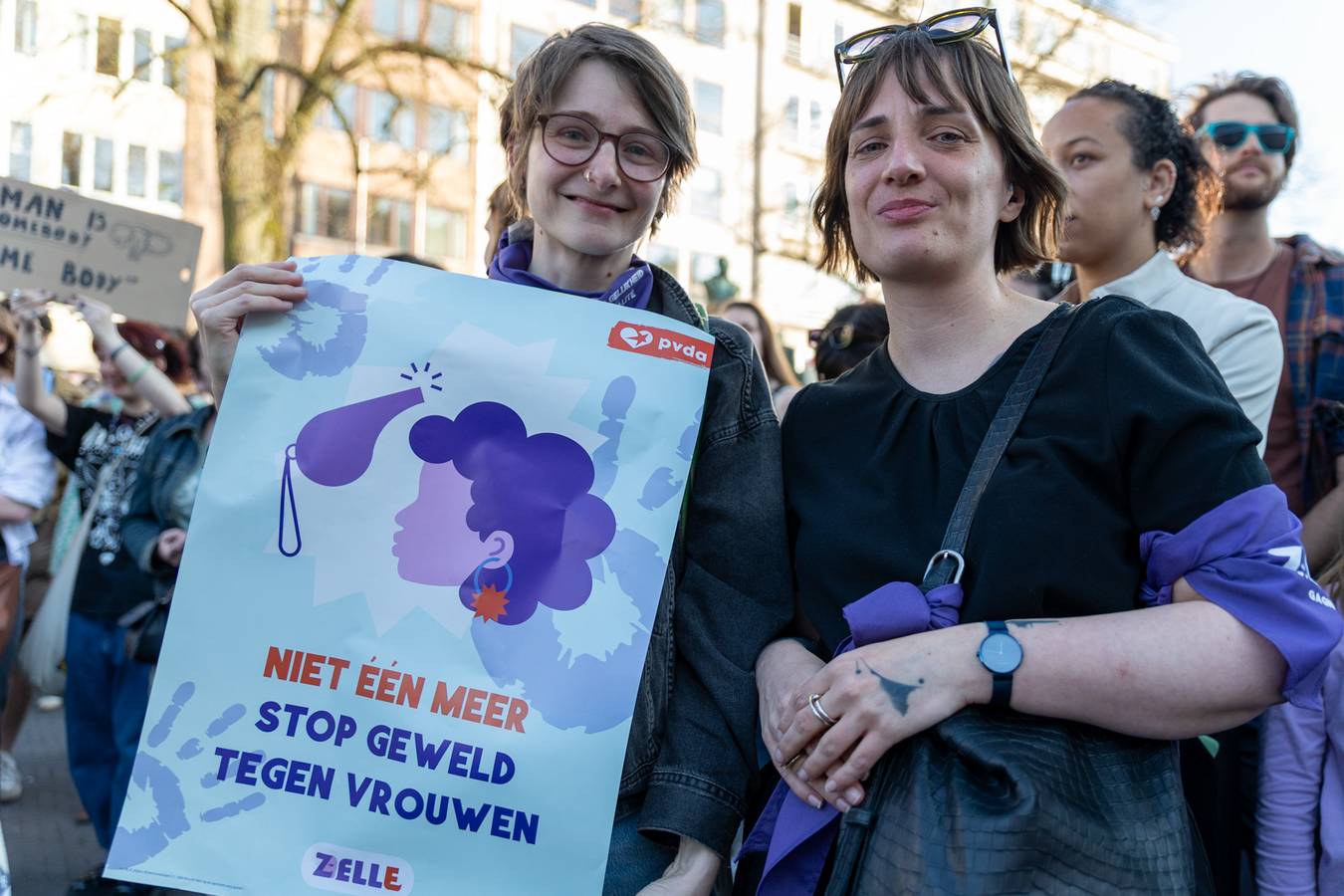 Twee betogers met een boodschap: āNiet ƩƩn meer. Stop geweld tegen vrouwenā