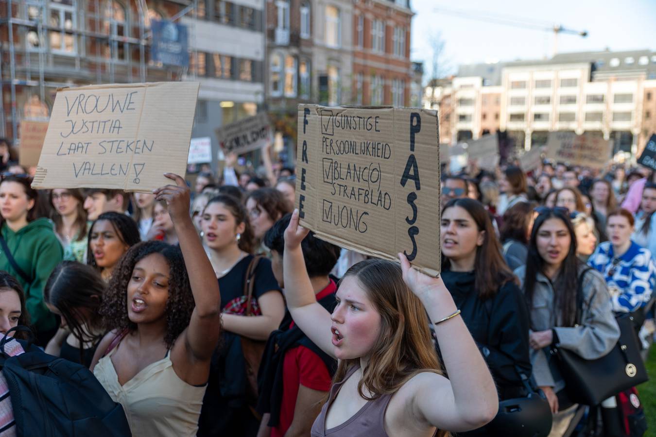 Veel volk op de manifestatie in Leuven tegen seksueel geweld.