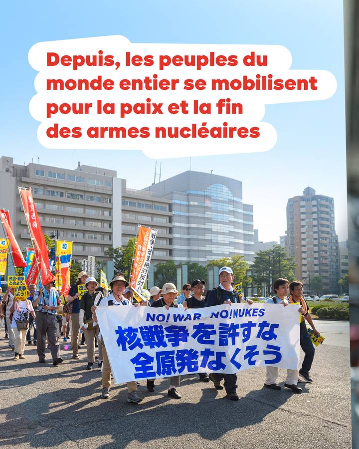Photo d'une manifestation anti-guerre et anti-armes nucléaires au Japon. Texte : Depuis, les peuples du monde entier se mobilisent pour la paix et la fin des armes nucléaires