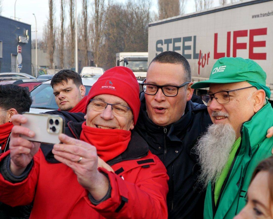 Raoul Hedebouw neemt selfie met twee syndicalisten, rood en groen, in Charleroi tijdens de provinciale actiedag van 5 februari
