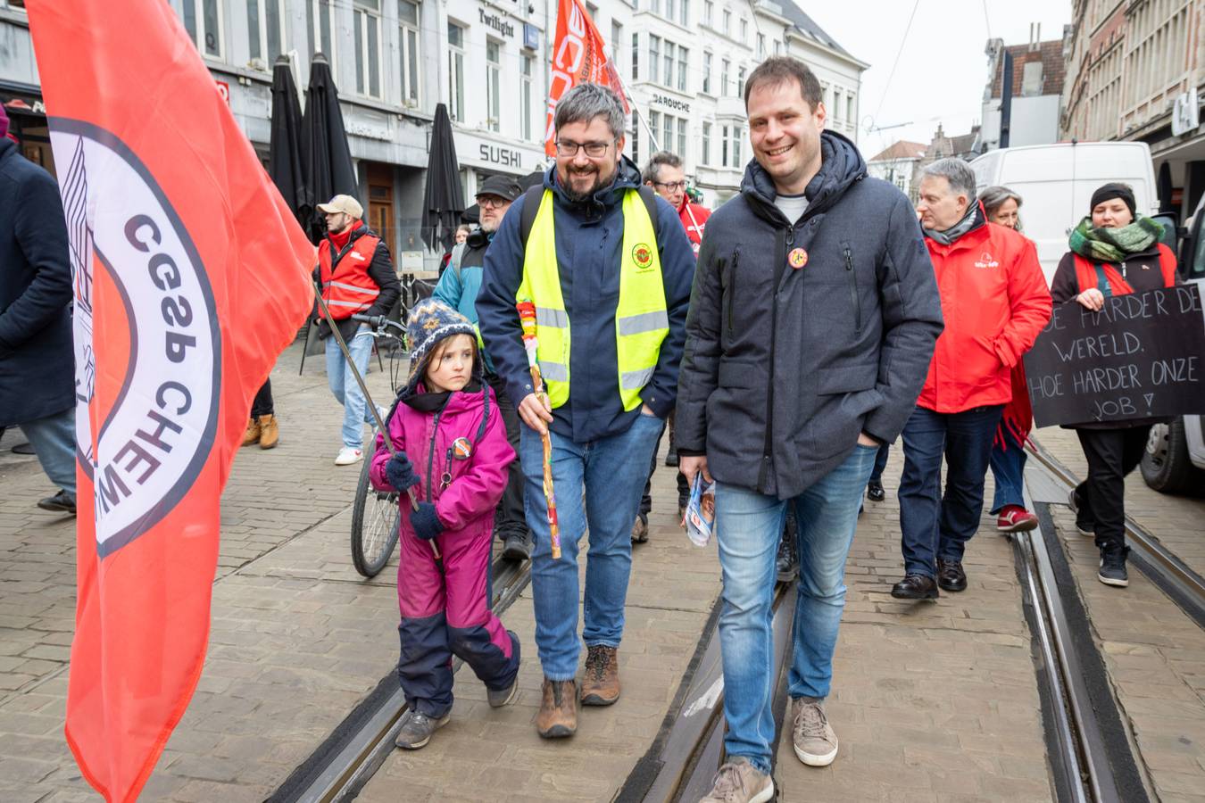Twee mannen, een met zijn zoontje, tijdens een optocht op de provinciale actiedag van 5 februari in Gent