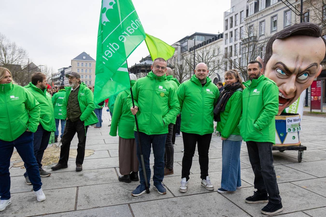 Groepje syndicalisten in groene vakbondsuitrusting tijdens de provinciale actiedag van 5 februari