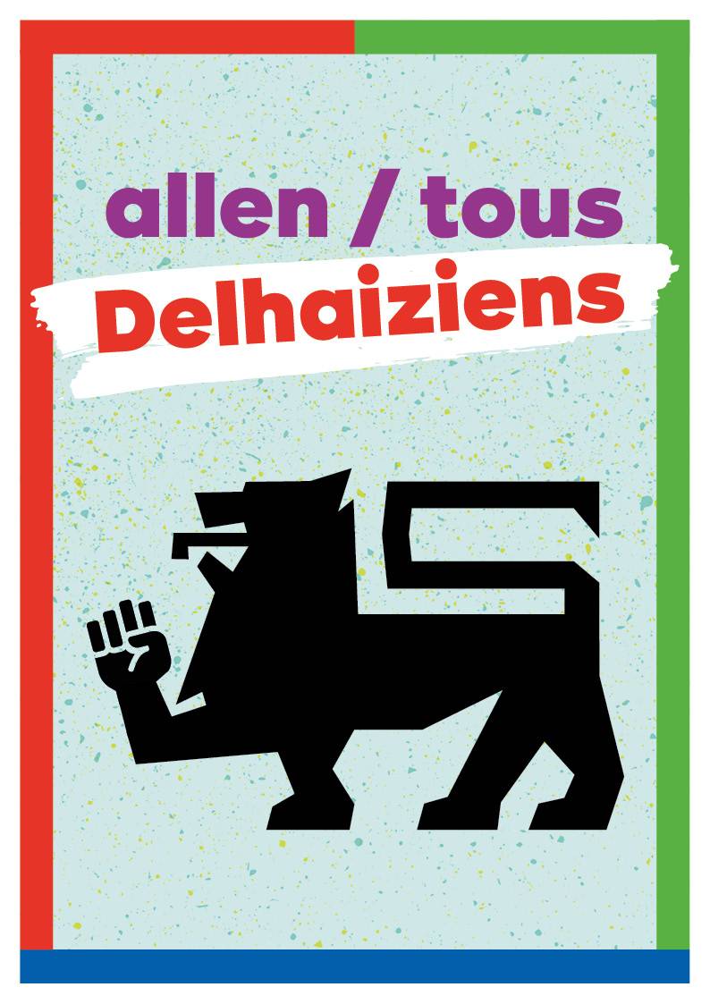 Une affiche avec le lion de Delhaize le poing levé sur fond bleu clair. Entouré par les trois couleurs syndicales : vert, rouge et bleu. Il est écrit : « alleen/tous Delhaiziens » en haut.