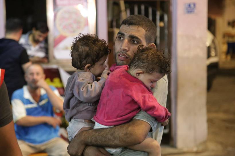 Palestijnse man met een gewond kind