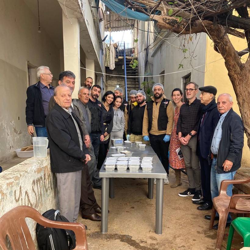 Hanne Bosselaers en andere leden van Secours Populaire Libanais op bezoek bij de jongeren die 350 maaltijden per dag klaarmaken voor mensen die terugkeren na de bombardementen