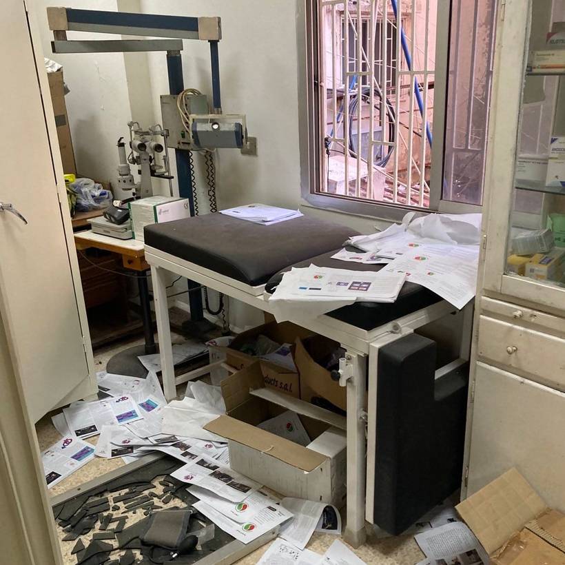 Een medische ruimte vernield door een bombardement