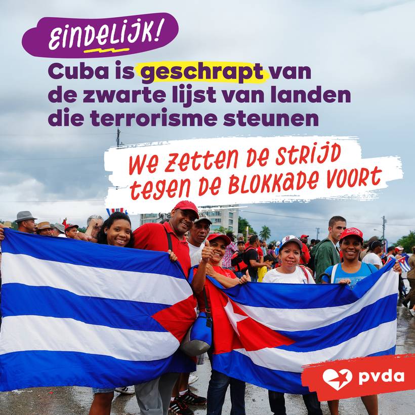 Een groep lachende mensen zwaait met Cubaanse vlaggen. Tekst: Eindelijk! Cuba is geschrapt van de zwarte lijst van landen die terrorisme steunen We zetten de strijd tegen de blokkade voort