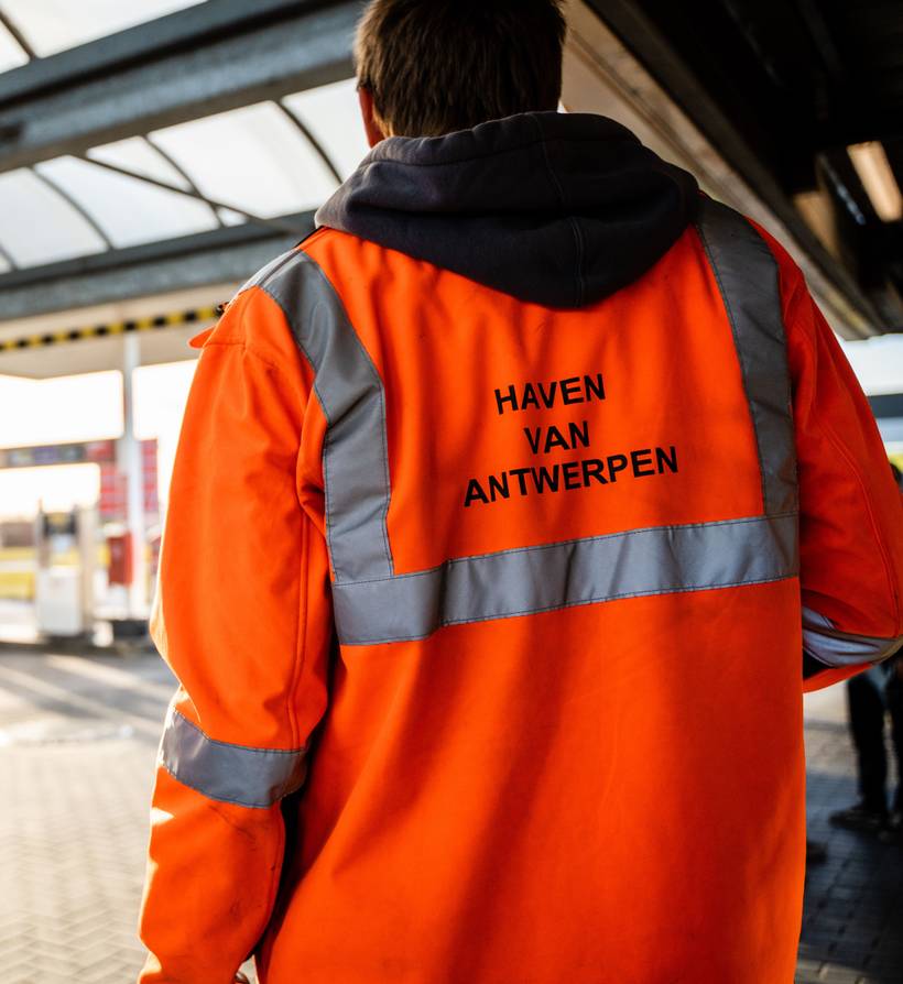 Man aan het werk op de haven.