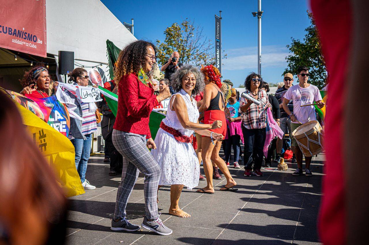 Mensen dansen op het Feest van de Solidariteit. 