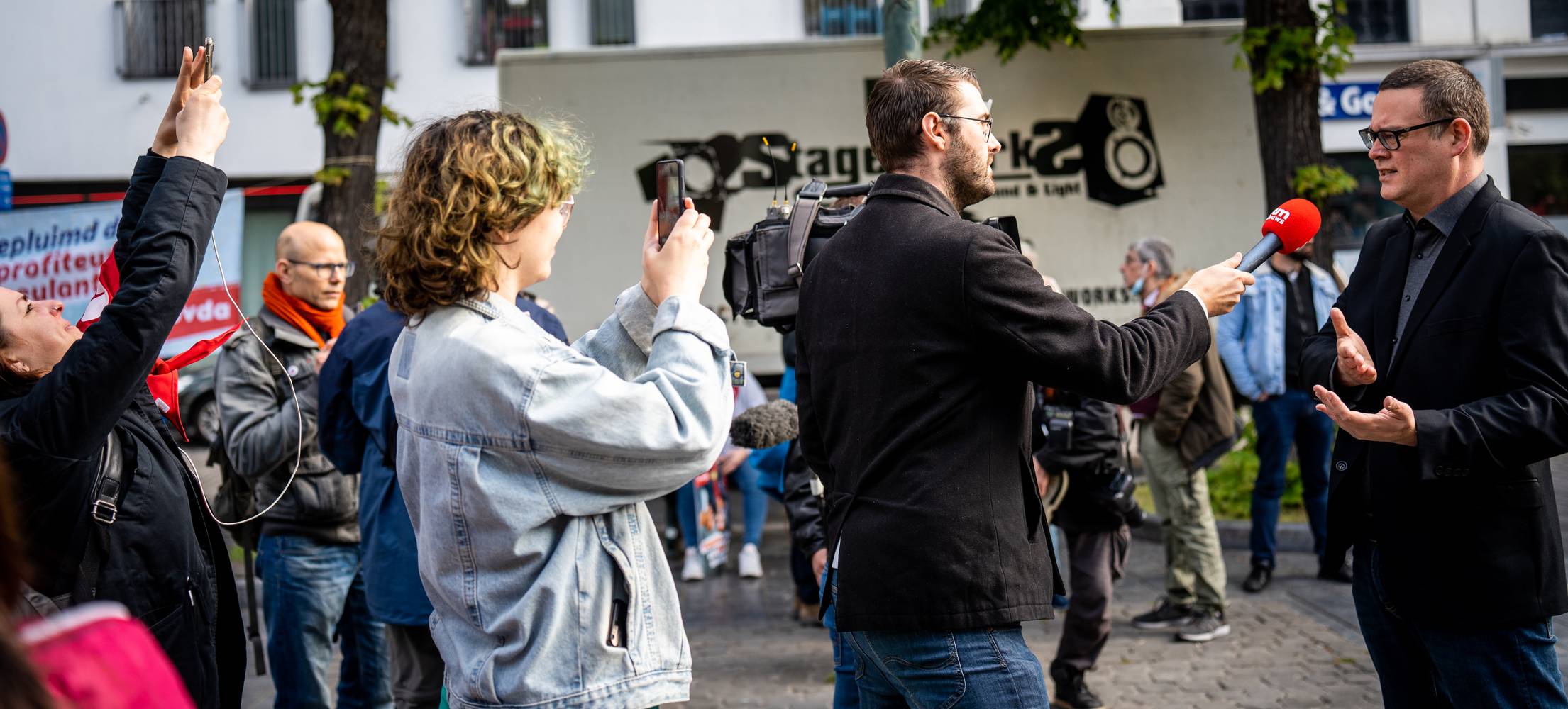 Raoul Hedebouw, interviewé par la presse