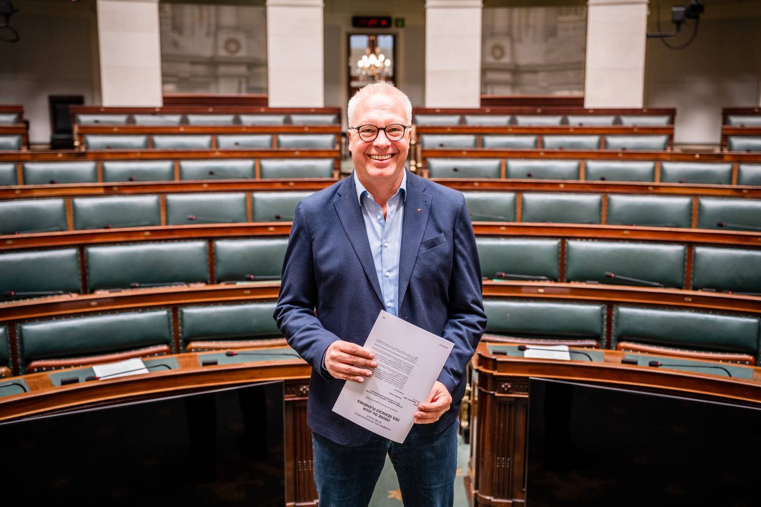 Peter Mertens staat in de Kamer. Hij heeft een wetsvoorstel in zijn handen.