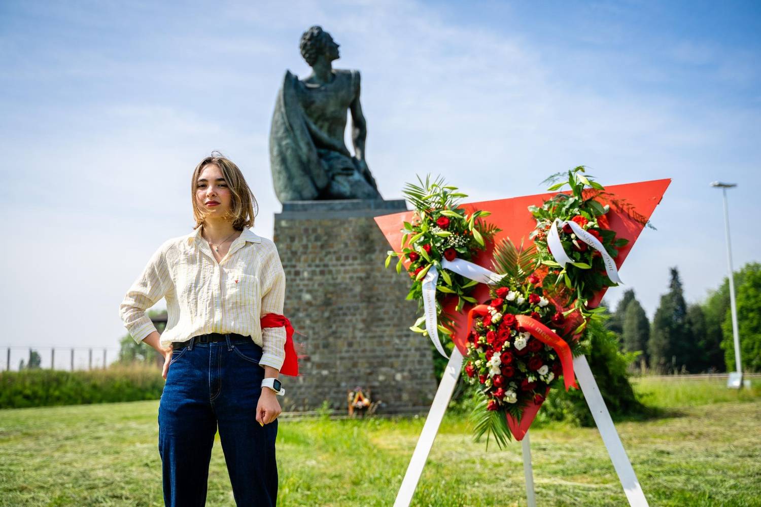 Amina, jonge activiste, tijdens de 8 mei-viering in Breendonk 