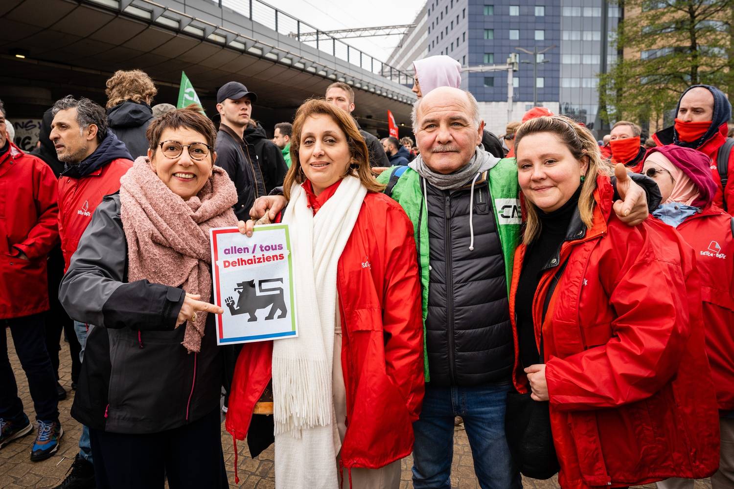 Stakingspiket bij Delhaize. Nadia Moscufo, volksvertegenwoordiger voor de PVDA, staat samen met 3 Delhaiziens op de foto. Ze houden een plakkaatje vast waarop staat: "Allen Delhaizien".