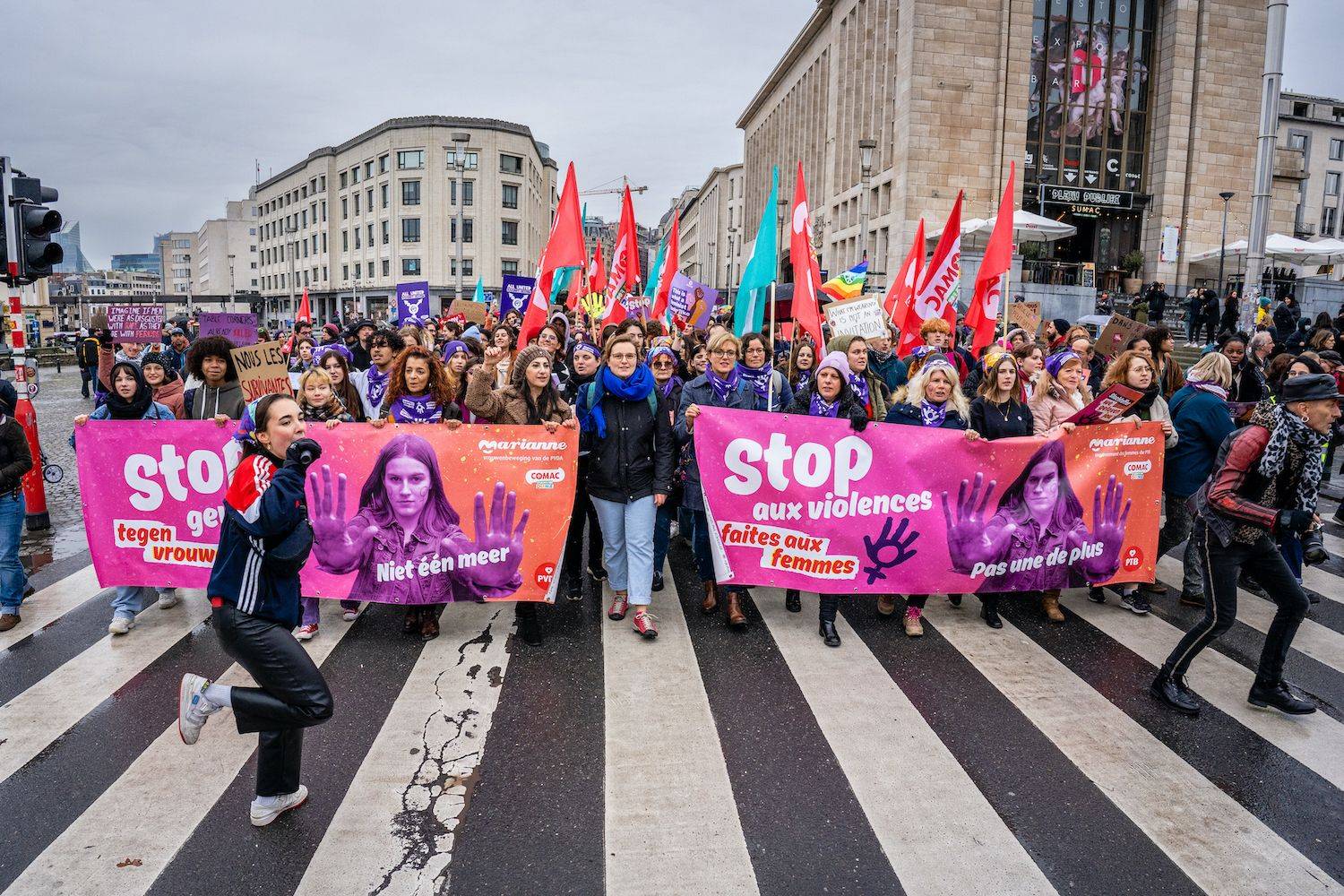 Leden van Marianne betogen in Brussel achter spandoeken 'stop geweld tegen vrouwen' 