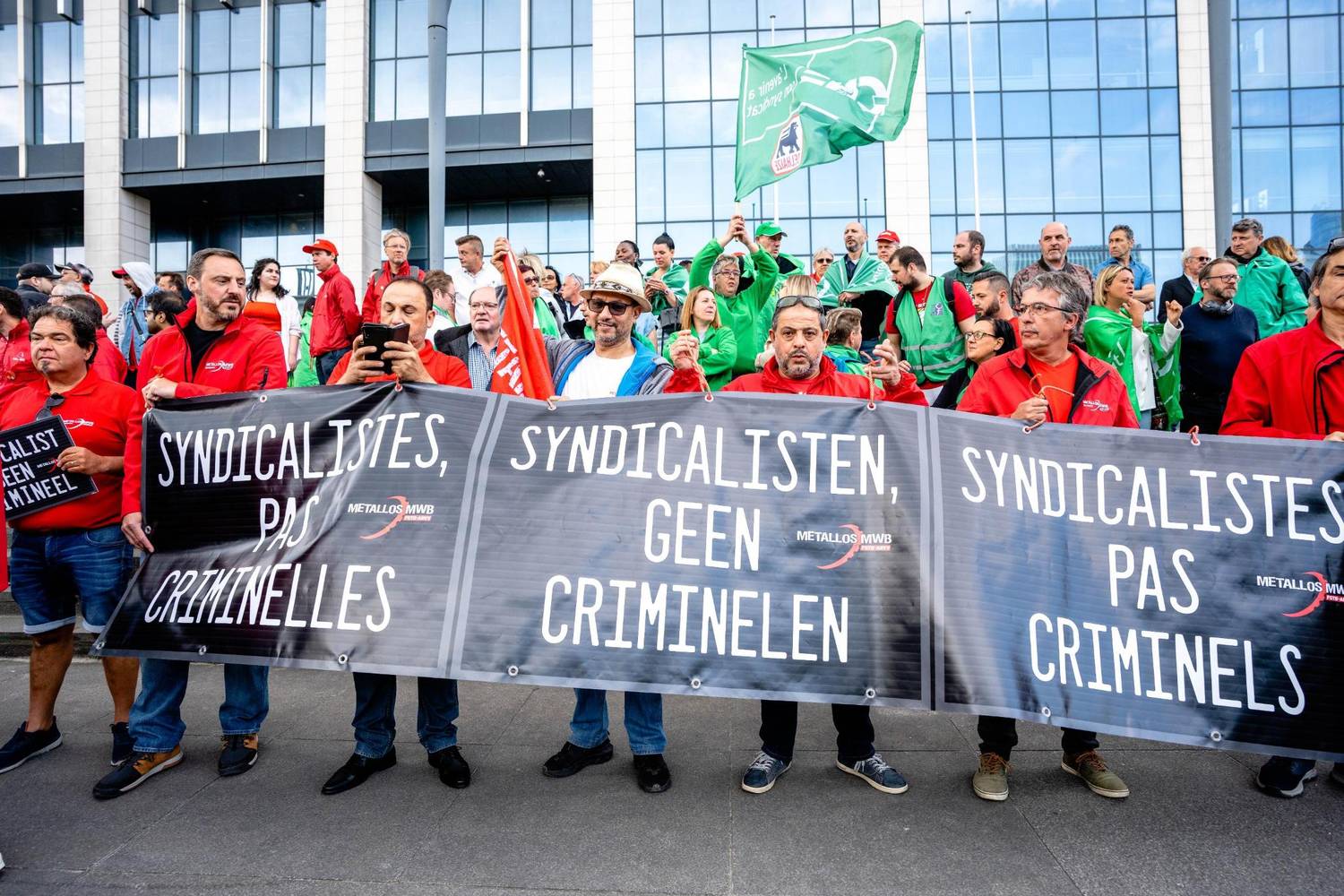 Vakbondsbetoging in Brussel. Betogers houden aan banner vast met daarop: "Syndicalisten, geen criminelen".