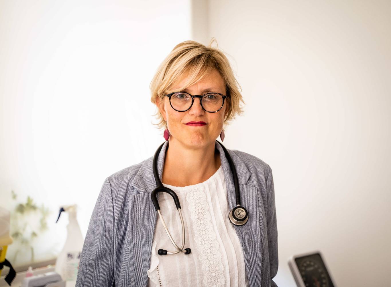 Sofie Merckx, fractievoorzitster van de PVDA in de Kamer, en huisarts. Ze heeft een stetoscoop rond haar nek.