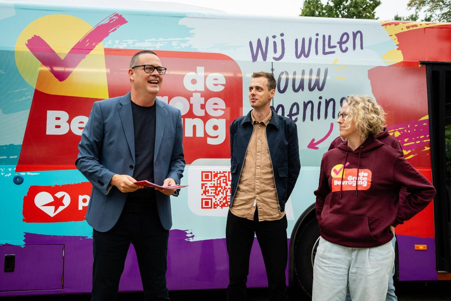 Raoul Hedebouw, Jos D’Haese en Greet Daems stellen de Grote Bevraging voor aan de campagnebus