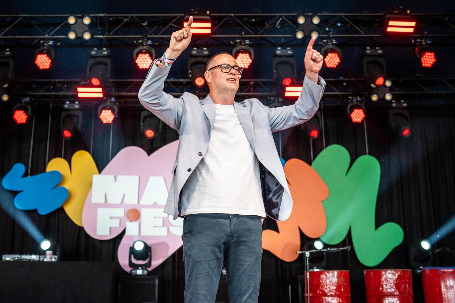 Raoul Hedebouw, président du PTB, sur le podium de ManiFiesta.