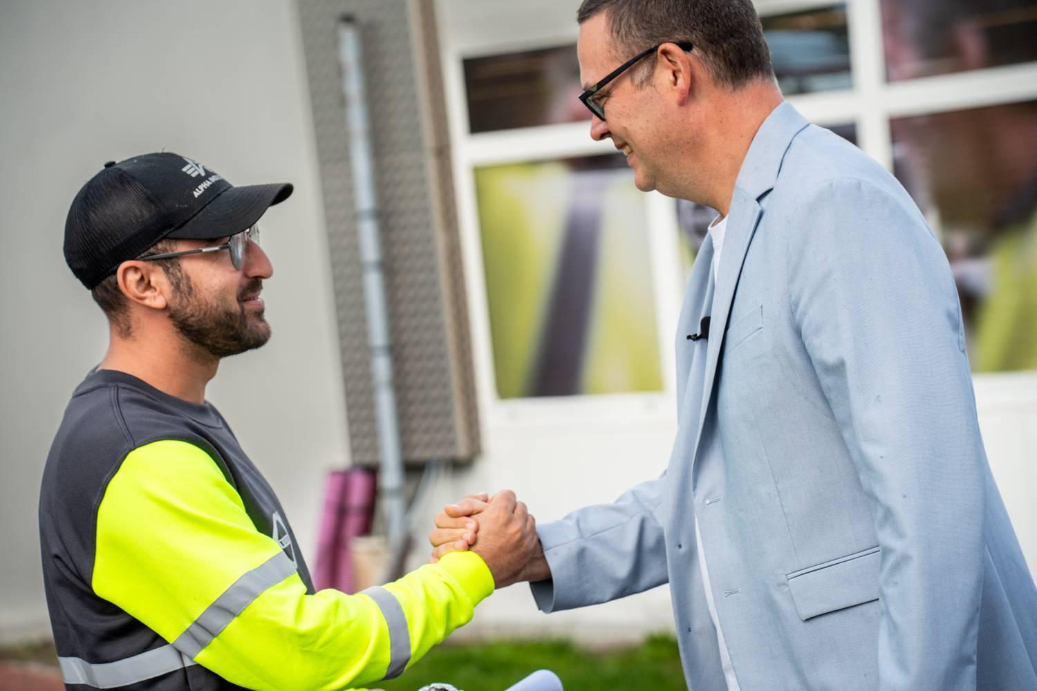 Onze voorzitter Raoul Hedebouw trok naar Volvo Trucks in Gent, samen met Robin Tonniau, onze federale lijsttrekker in Oost-Vlaanderen, die zelf 15 jaar als arbeider werkte in de auto-industrie. Ze legden er de arbeiders onze Grote Bevraging voor.