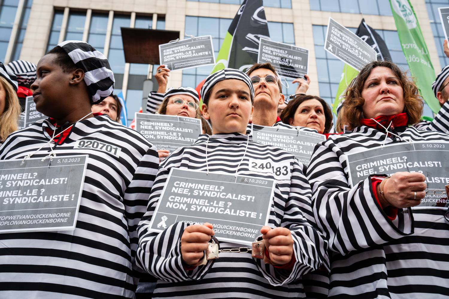 Des militants déguisés en prisonniers se mobilisent contre la « Loi Van Quickenborne » (4 octobre 2023, Bruxelles). 